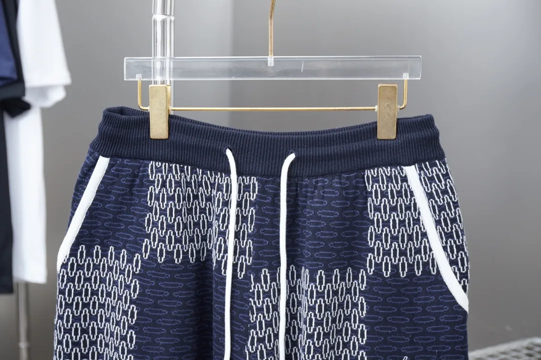 🅿️230 LV Louis 25ss new checkerboard mercerized cotton knitted shorts for spring and summer. Light luxury. A must-have item for men and women for daily commuting. Correct version. Comparisons are welcome. Detailed features · Made of high-viscosity cotton wool, with high count cotton added, it is dry and avoids stuffiness. · Made of jacquard machine imported from Germany, woven with Lv Monogram plaid intarsia, and paired with knitting of the same style and color to present a unique three-dimensional texture. Customized hardware pendant➕rope·Double-needle cross-stitching process·Original main mark, washed tag, branded moisture-proof paper packaging Color: Blue Size: S/M/L/XL
